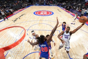  国王六人得分上双横扫活塞  