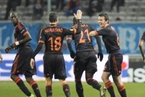  马赛中场核心染红，十人苦战不敌里尔  