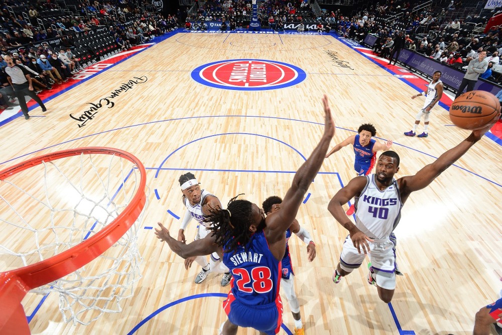  国王六人得分上双横扫活塞  